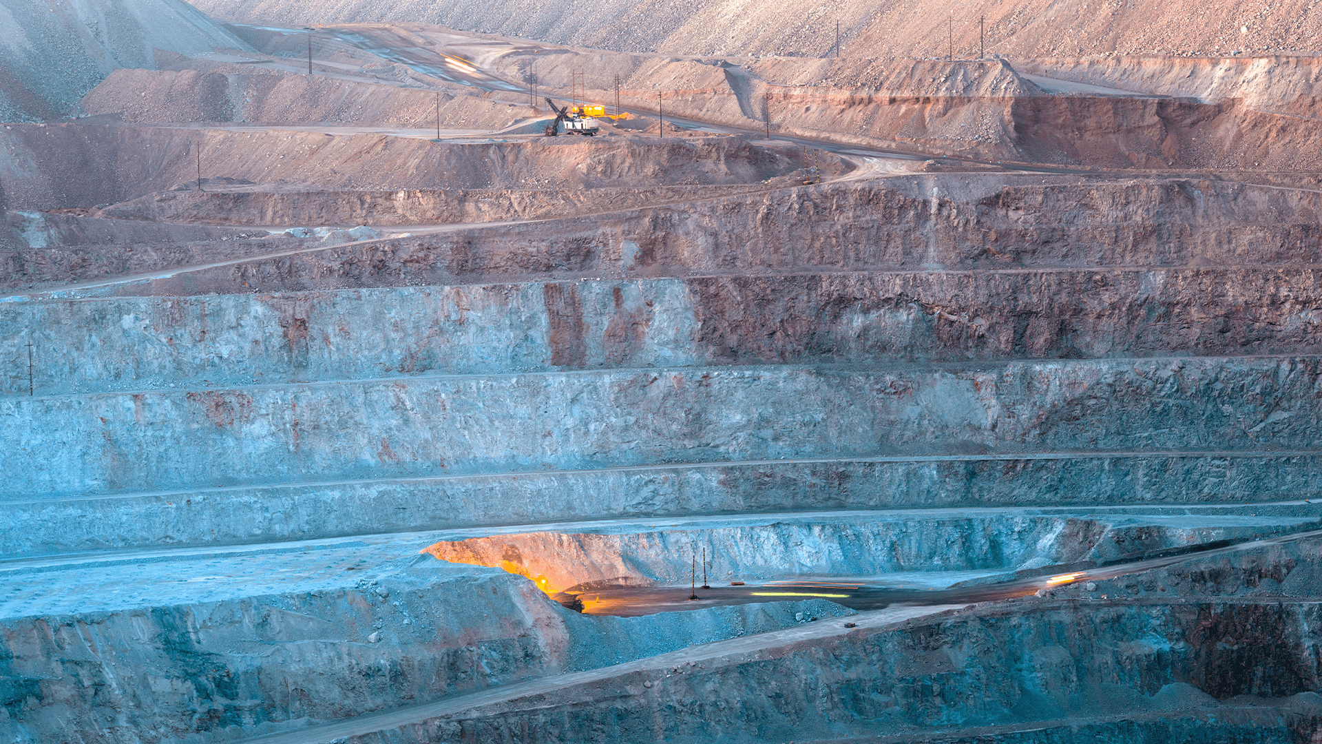  Nærbilde av en åpen kobbergruve i Peru.