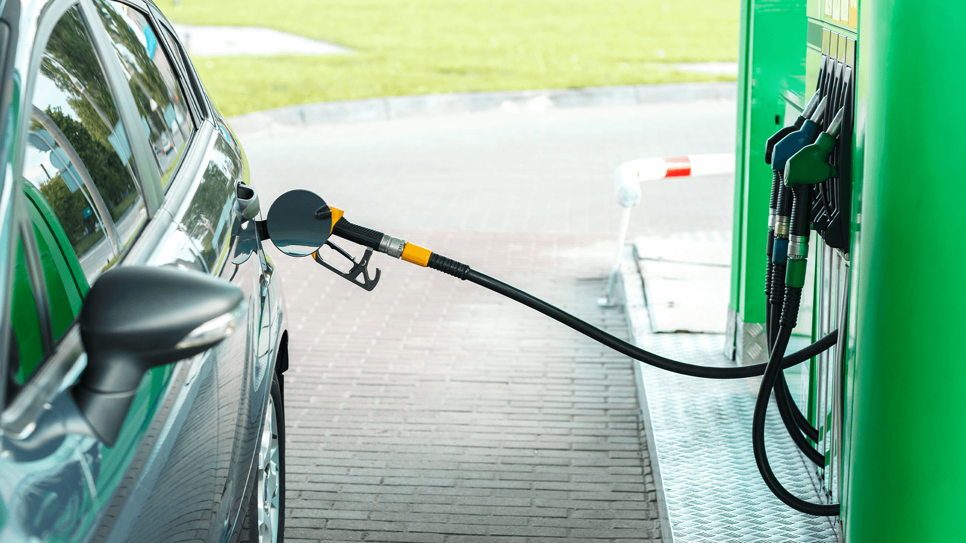 en bil som står parkert ved en bensinpumpe og fyller drivstoff